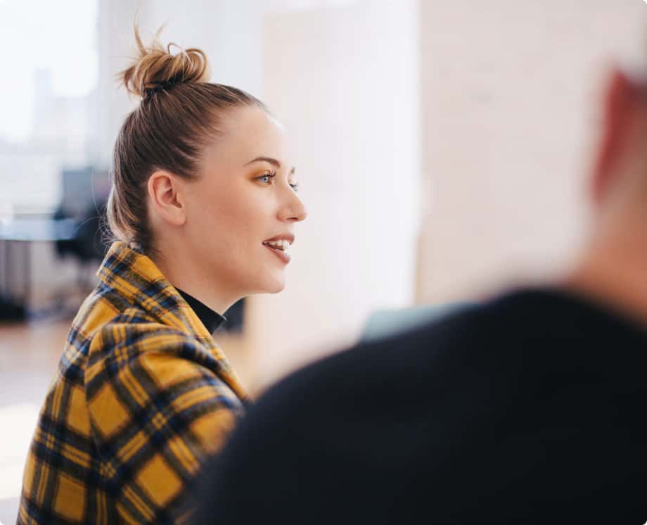 A female dedicated SPOC single point of contact sitting in meeting. En kvinnlig dedikerad SPOC single point of contact som sitter i möte.