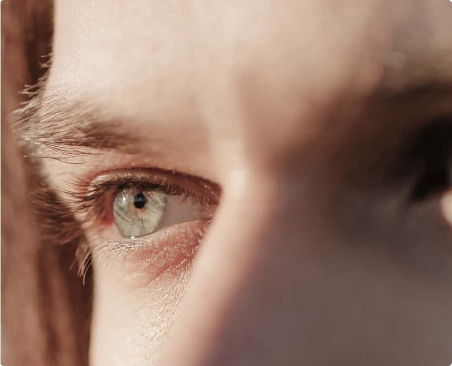 Close-up of a face with focus on one eye, symbolising accuracy and attention in problem solving and analysis. Närbild av ett ansikte med fokus på ett öga, som symboliserar noggrannhet och uppmärksamhet vid problemhantering och analys.