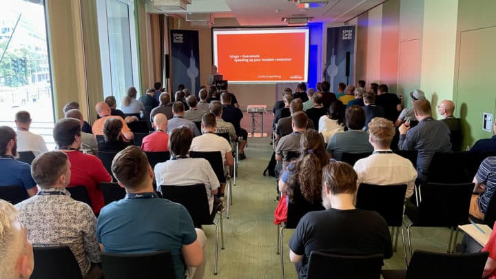 Audience watching a presentation. Publik ser en presentation.