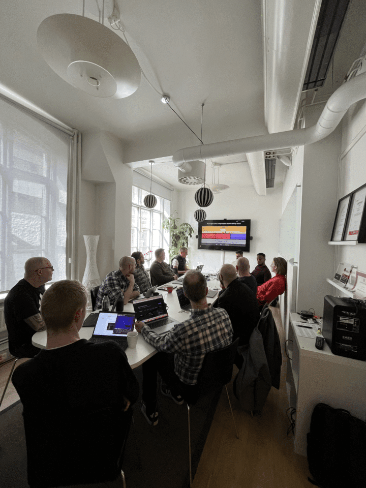 IT technicians deepen their knowledge in observability grafana. IT-tekniker fördjupar sin kunskap inom observability grafana.