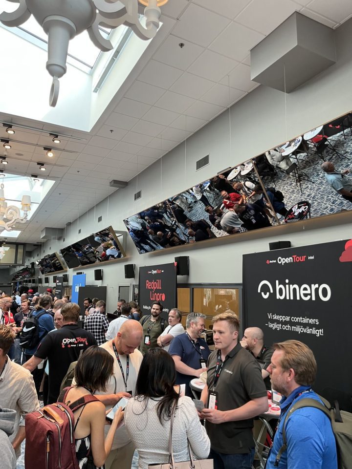 Binero booth with visitors. Bineromonter med besökare.