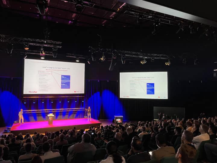 Keynote intro speach red hat open tour, scen and audience. Öppningstal red hat open tour, scen och publik.