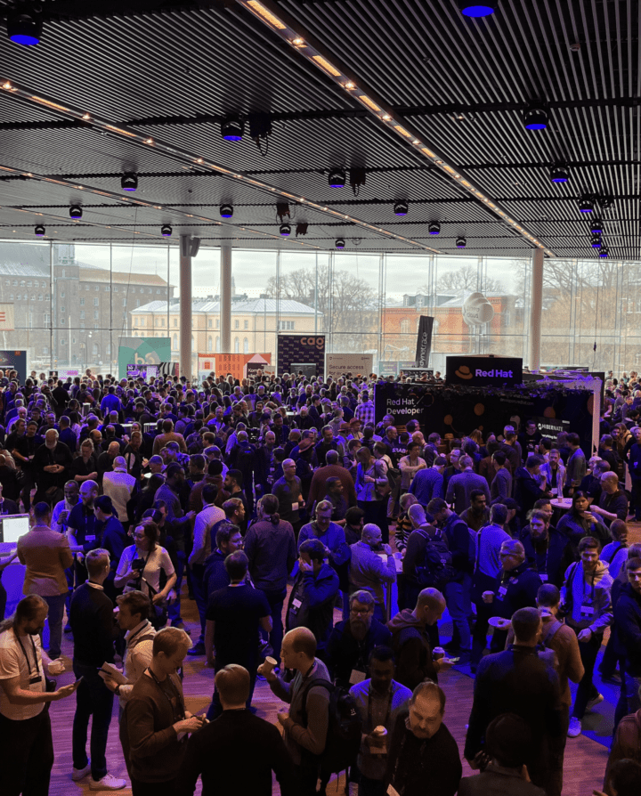 Event monters and a lot of people. Eventmontrar och en massa människor.