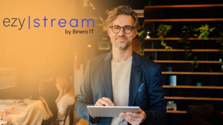 EzyStream logo. Businessman with laptop looking into the camera. EzyStreams-logotyp. Affärsman med laptop tittar in i kameran.