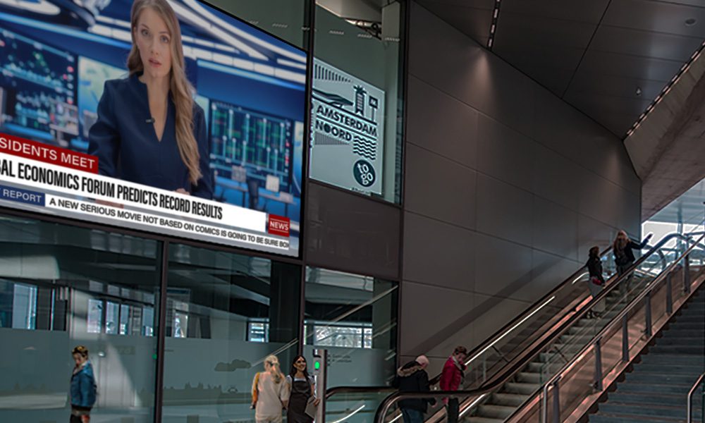Terminal with escalators, big screen and some people. Terminal med rulltrappor, storbildsskärm och några människor.