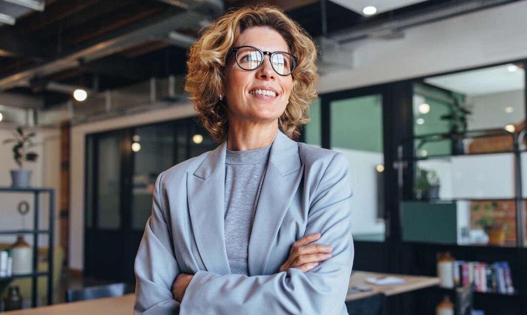 Confident businesswoman in grey blazer. Självsäker affärskvinna i grå kavaj.