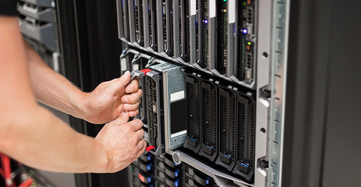 IT technicians work in server rooms. IT-tekniker jobbar i serverrum.