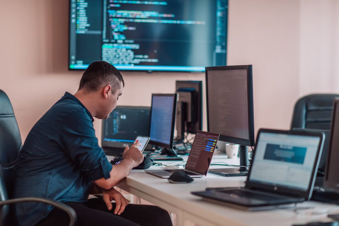 A developer tests mobile applications at his desk and offers remote client support for technical issues with digital and mobile devices. En utvecklare testar mobilapplikationer vid sitt skrivbord och erbjuder fjärrstyrd klientsupport för tekniska problem med digitala och mobila enheter.