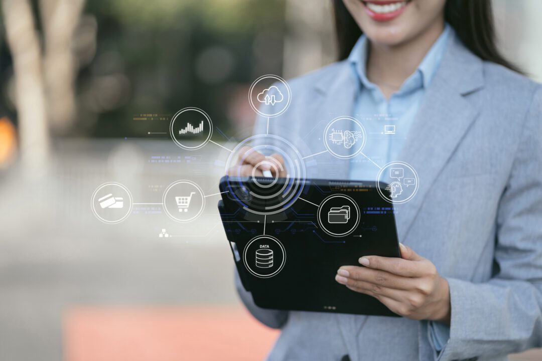 A female user handles IT support cases via the Xop case management system on a tablet. En kvinnlig användare hanterar IT-supportärenden via Xops ärendehanteringssystem på en surfplatta.