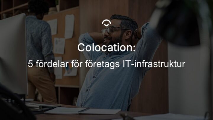 Man in front of computer screen. Man framför datorskärm.